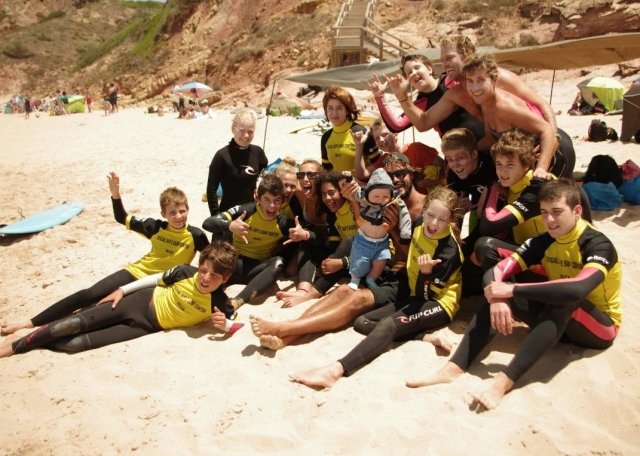 clase de surf en el campamento
